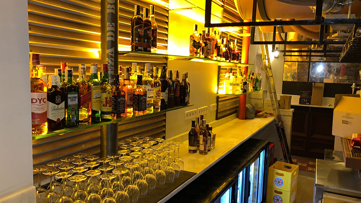 Detalle de botellas en la barra