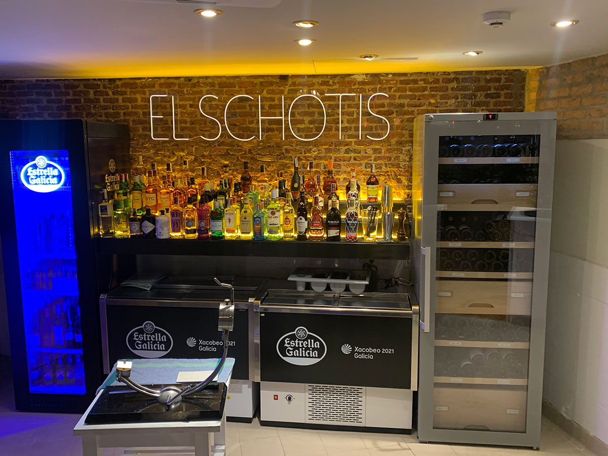 Letrero de neón en la barra