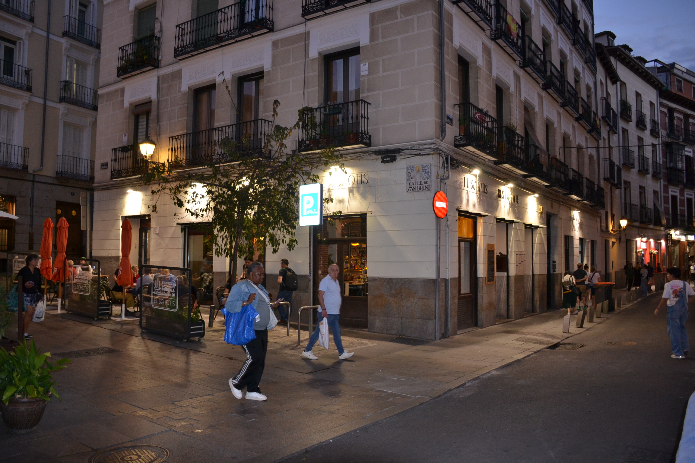 Esquina del restaurante de noche