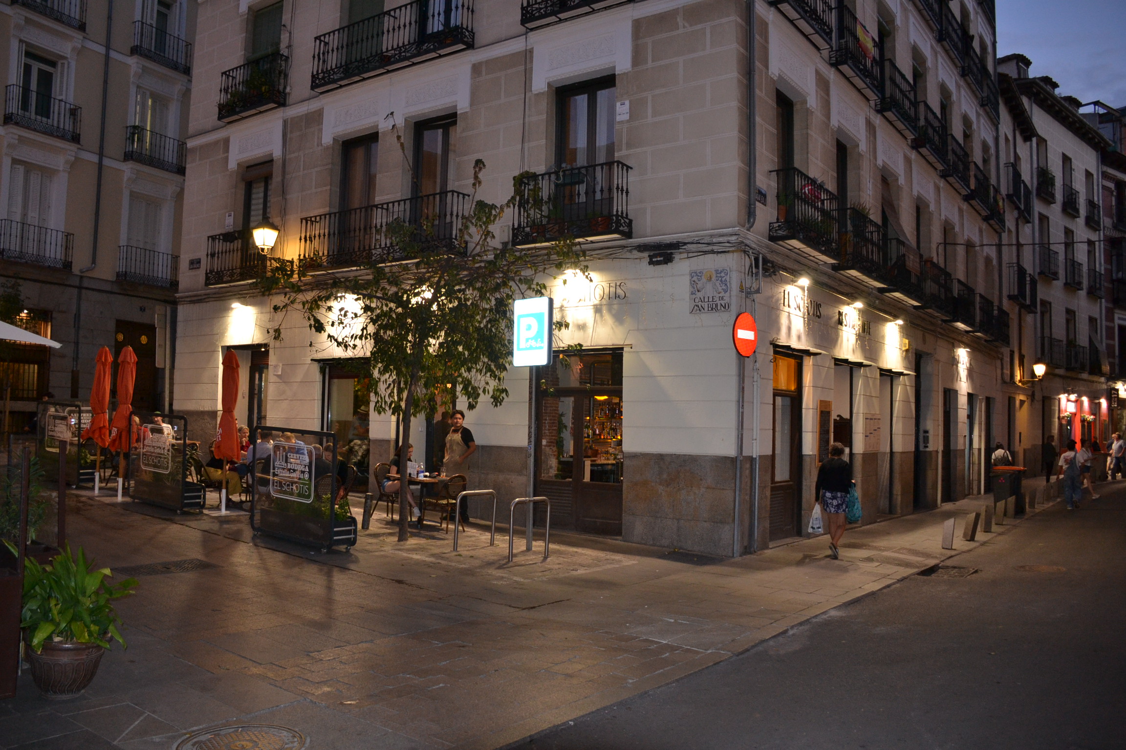 Vista exterior nocturna