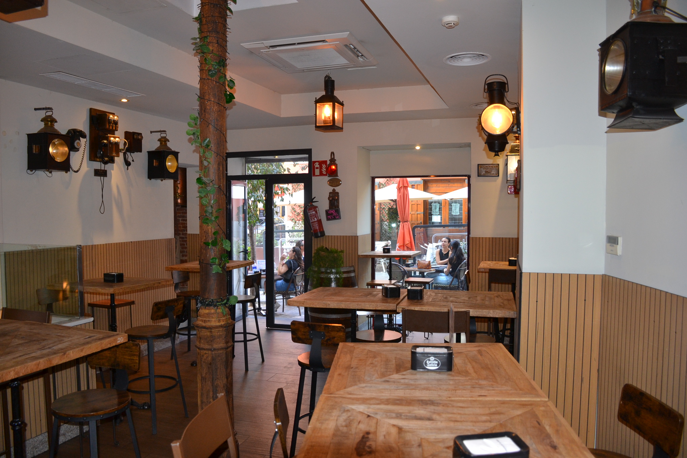 Mesa junto a la columna