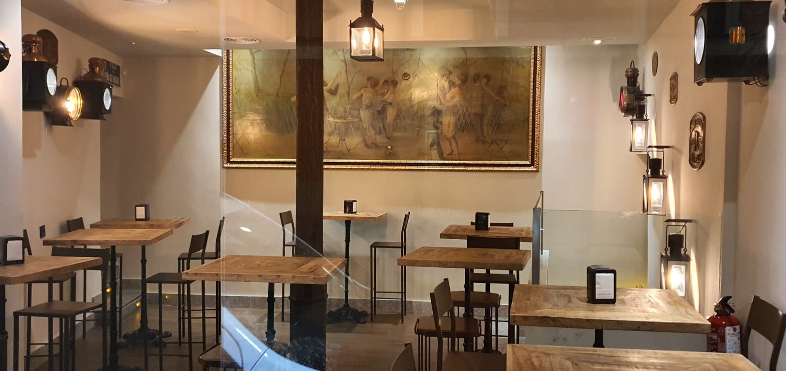 Sala con cuadro decorativo