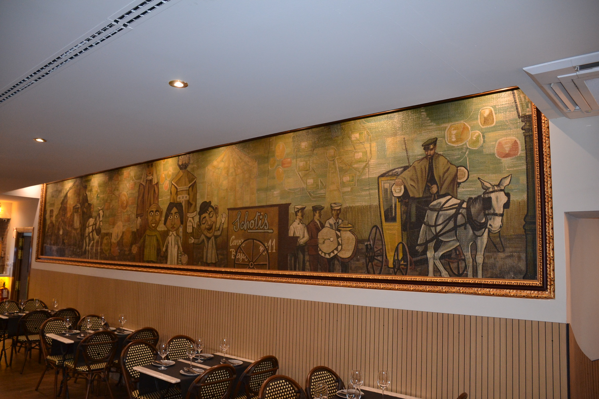 Salón con mural panorámico