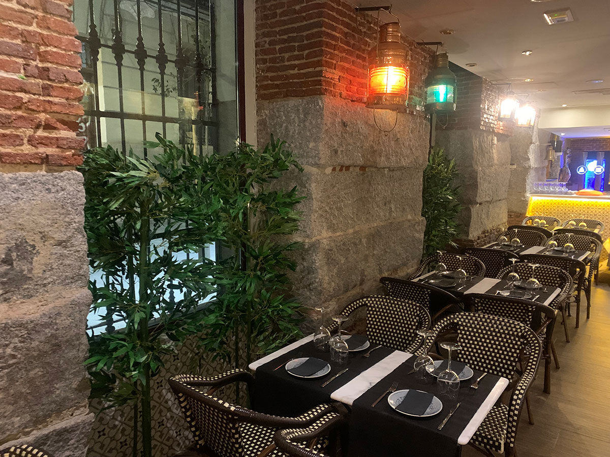 Terraza con mesa de piedra