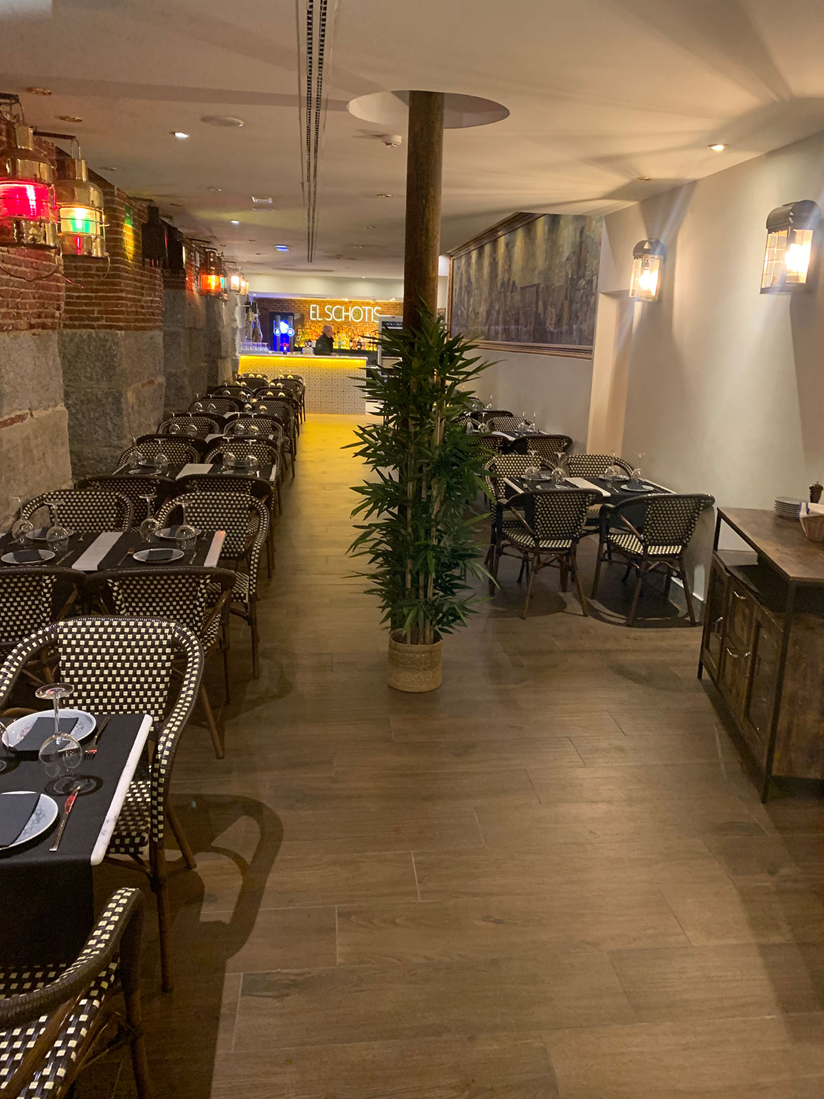 Terraza con mesa y sillas